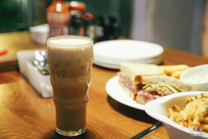 【中肯‧食記】信義區‧1Bite2Go Cafe & Deli｜台北101旁‧大份量早午餐 / 經典美式料理！
