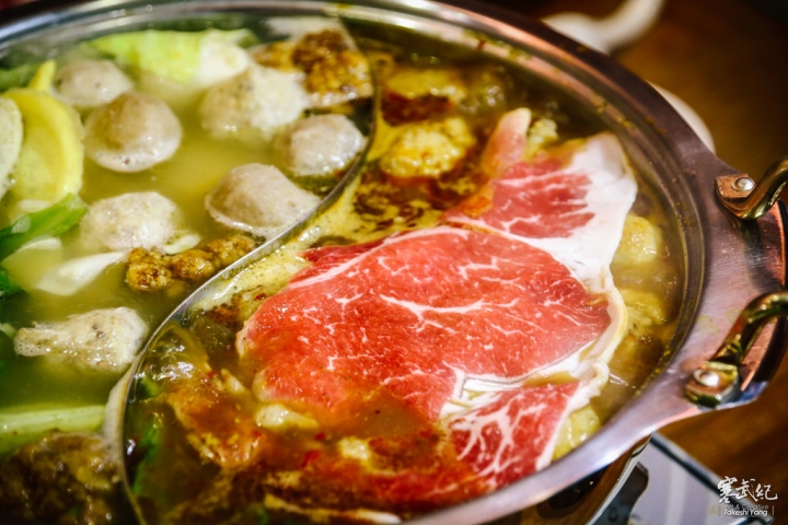 【中肯‧食記】中山區‧八條麻辣鍋｜正宗重慶毛肚火鍋‧八條通隱藏版超美味麻辣鍋！超大片沙朗涮牛排！