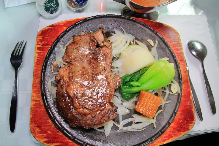 [彰化|北斗]家園藝術牛排館，彷彿在時光迴廊用餐一般， 一間充滿韻味的老式西餐廳。