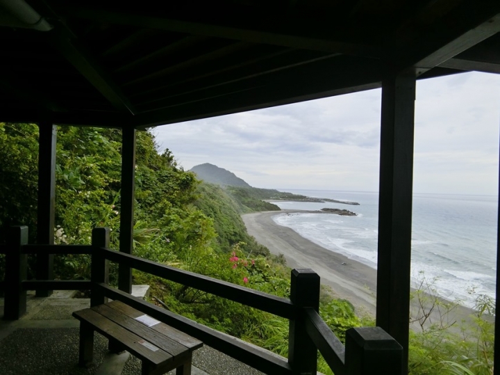 【台東】隨心所欲花東行 滿妹豬腳→六十石山→伯朗大道→金樽咖啡→多良車站→鐵花村→星星部落→月光小棧吃著布朗尼配太平洋