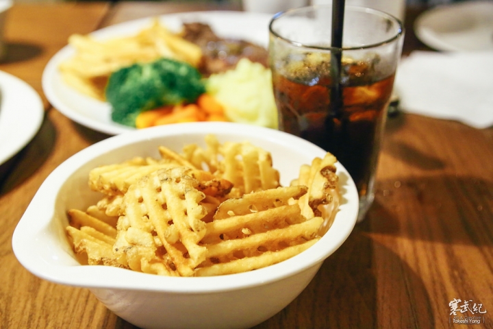 【中肯‧食記】信義區‧1Bite2Go Cafe & Deli｜台北101旁‧大份量早午餐 / 經典美式料理！