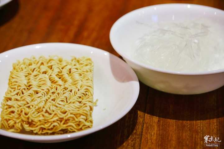 【中肯‧食記】中山區‧八條麻辣鍋｜正宗重慶毛肚火鍋‧八條通隱藏版超美味麻辣鍋！超大片沙朗涮牛排！
