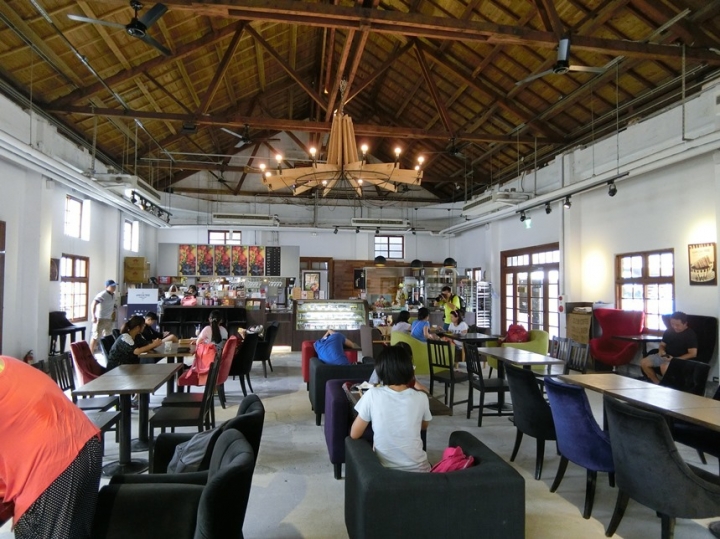 【台東】隨心所欲花東行 滿妹豬腳→六十石山→伯朗大道→金樽咖啡→多良車站→鐵花村→星星部落→月光小棧吃著布朗尼配太平洋