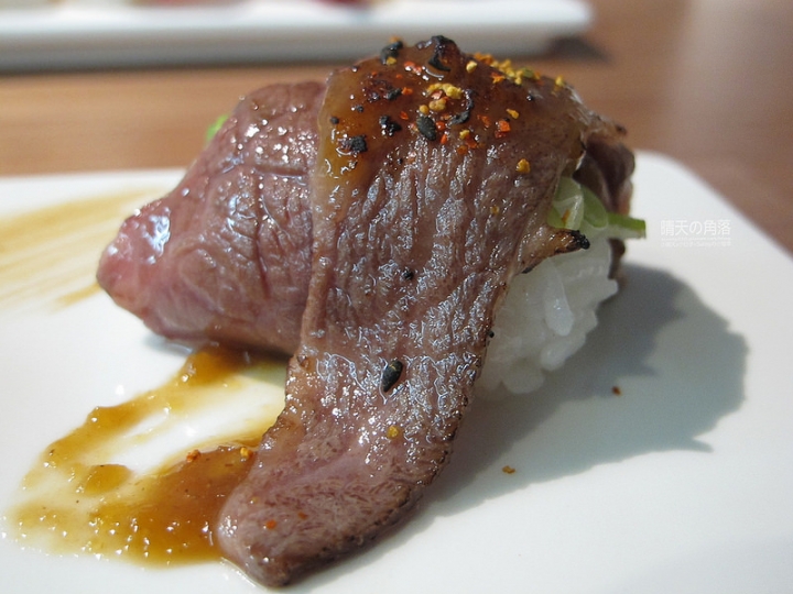 嘉義x日式料理｜米上有魚．好吃平易近人的平價日式創意壽司店，大推炙燒和牛握壽司/軟殼蟹創作壽司