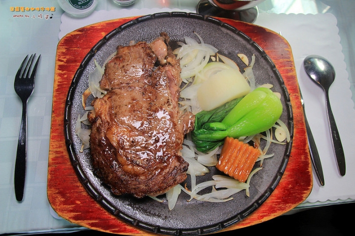 [彰化|北斗]家園藝術牛排館，彷彿在時光迴廊用餐一般， 一間充滿韻味的老式西餐廳。