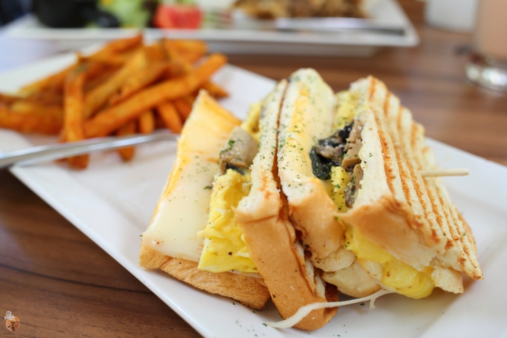 [新北]仁愛公園內的豐滿總匯三明治  by蛋拔