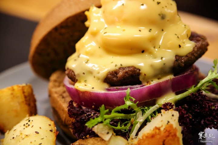 捷運101站‧POND BURGER CAFE｜咖啡館也有美味秘製漢堡/早午餐‧獨立大包廂用餐氣氛佳！