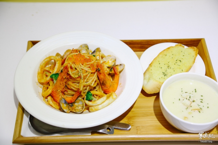 【中肯‧食記】內湖捷運文德站‧CHUCK LAND Cafe 恰克園親子咖啡｜超大室內遊樂空間‧戶外挖沙區！孩子最愛の親子餐廳～