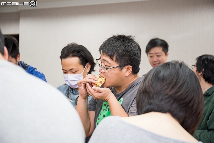 小惡魔補班日 今天的伙食沒有極限(溫德比薩 X 炸雞 X 甜甜圈)