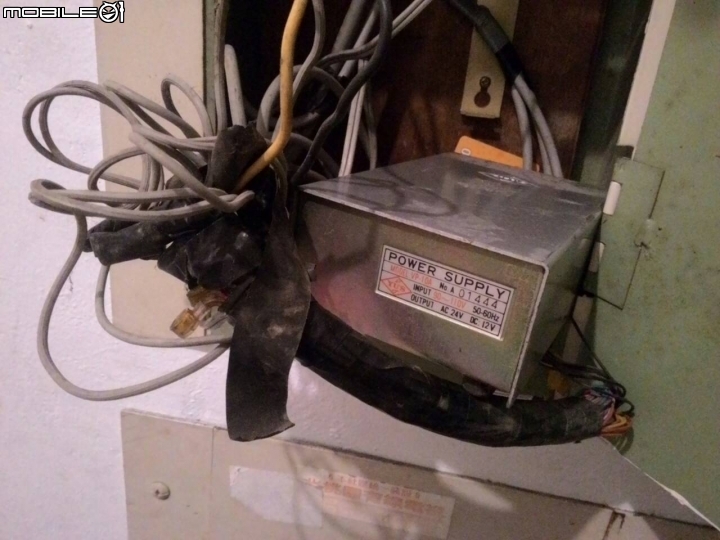 [附圖]社區樓梯間公共線路箱內有不明電源供應器,是那個單位? 這樣算偷電嗎?