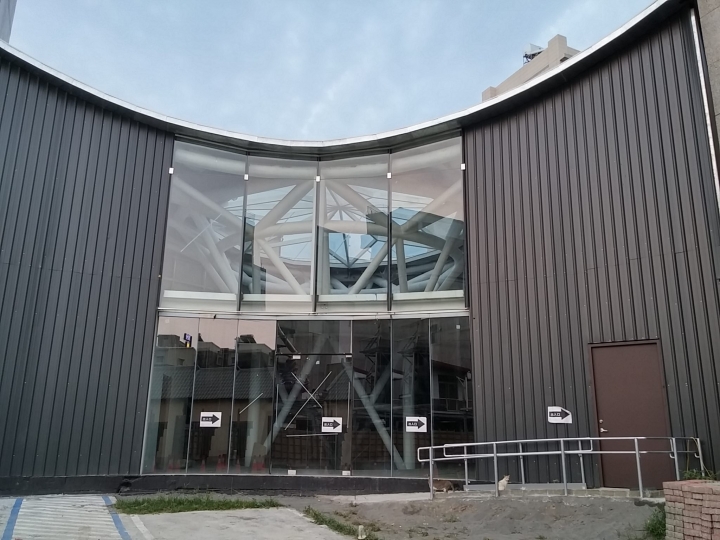 蠻特別的公司！前庭草皮是棒球場！