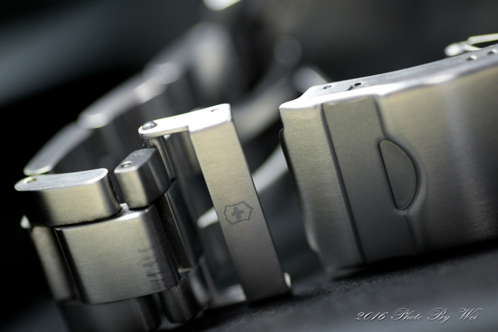 (開箱) Victorinox Swiss Army Classic Maverick GS Dual Time雙時區潛水錶