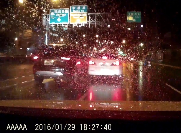 6209J3的白神車...你連筆直的直線道都可以開到去擦撞及左後車...天才啊