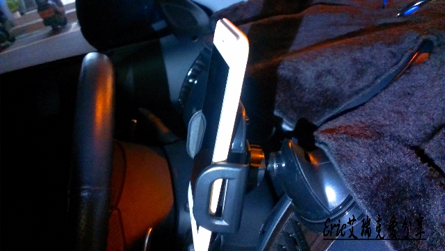 [開箱.心得] iPhone 6 Plus 的車架 Peripower ORCA 任意黏 手機架