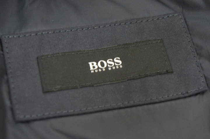 [開箱]Hugo Boss 防潑水風衣