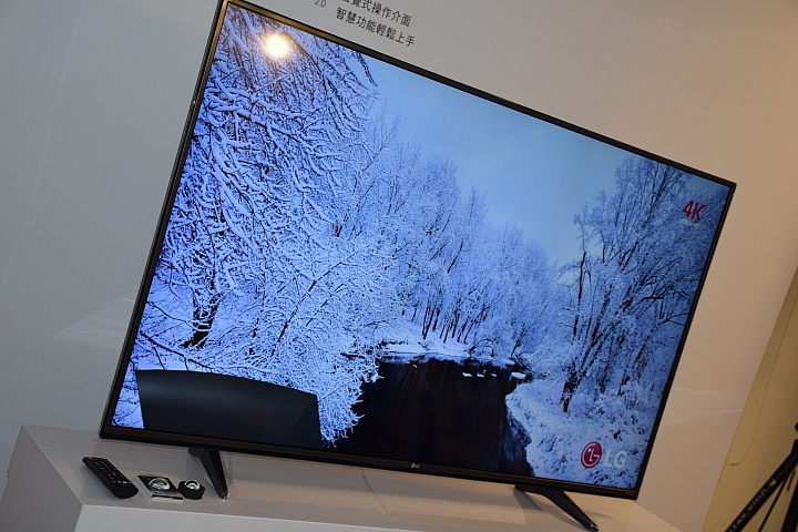 LG OLED 4K TV 的 " 極速 3D 光薄視 " 體驗 LG 極黑 快速 超廣角的4K高畫質的視覺享受