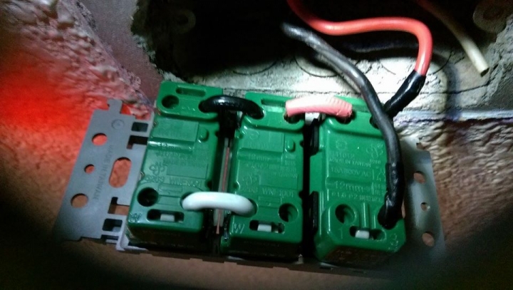 請教水電達人有關國際一開二插接線法...(已解是)