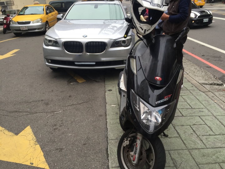 請大家幫小弟看看此案如何解？？機車Ａ到ＢＭＷ（希望大家提供一下意見 供小弟參考）