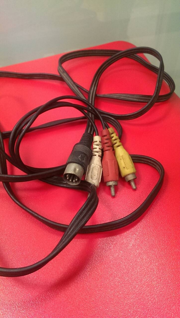 有沒有人知道這台是什麼主機,我想找他的輸出線