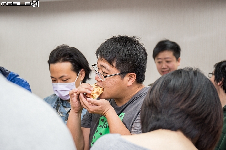 小惡魔補班日 今天的伙食沒有極限(溫德比薩 X 炸雞 X 甜甜圈)