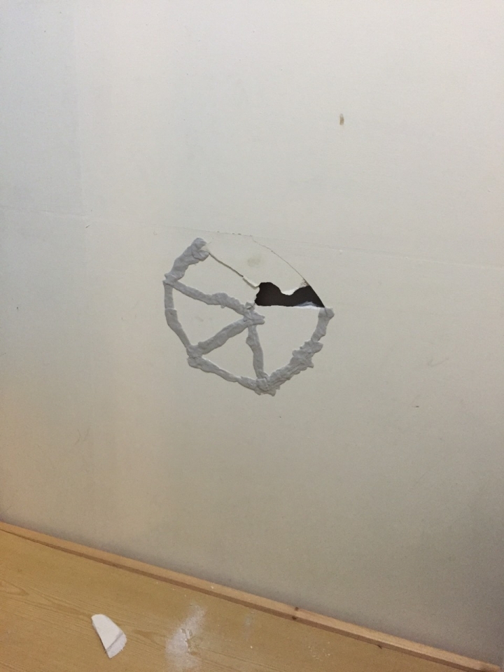 把租屋的牆給打破了