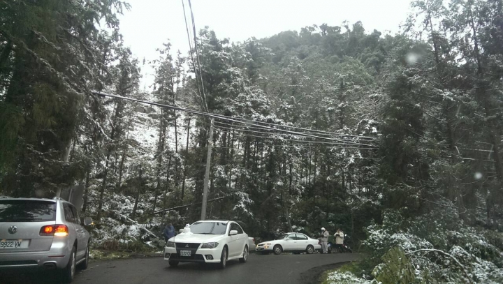明天上午哪裡還有下雪可以不用雪鏈就能開車去的