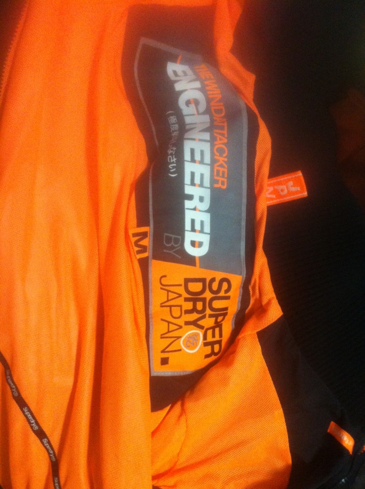 最近去西門bauhaus專櫃買Superdry 樣式 沒看過!?
