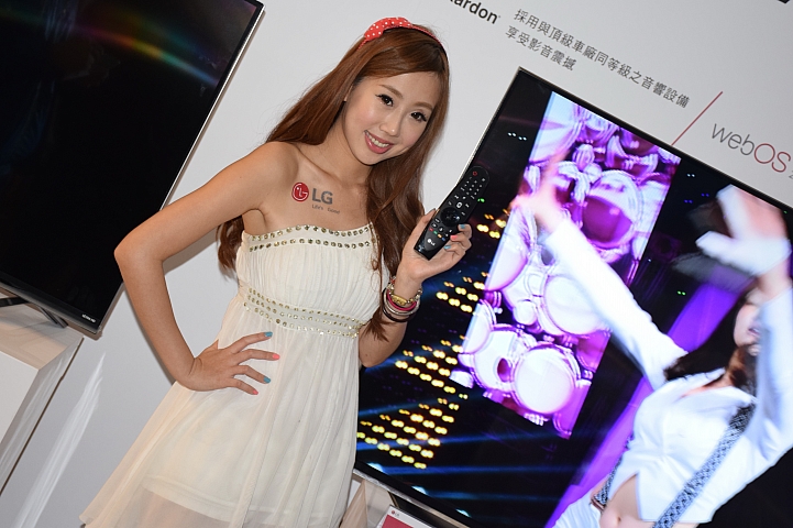 LG OLED 4K TV 的 " 極速 3D 光薄視 " 體驗 LG 極黑 快速 超廣角的4K高畫質的視覺享受