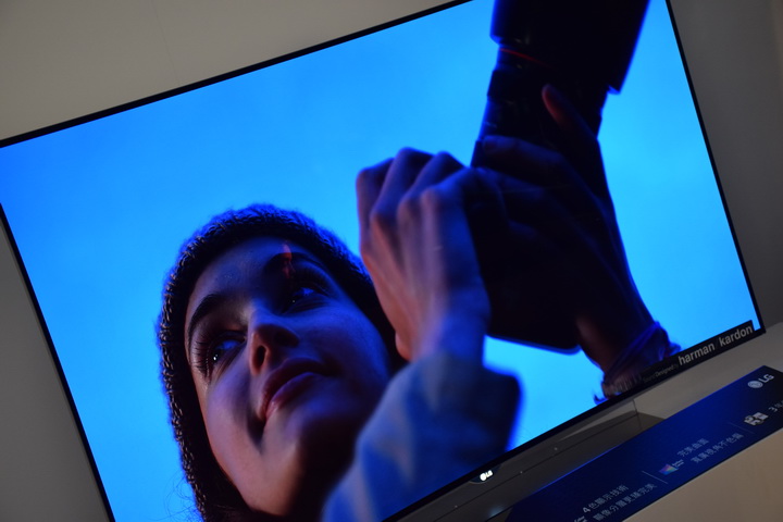 LG OLED 4K TV 的 " 極速 3D 光薄視 " 體驗 LG 極黑 快速 超廣角的4K高畫質的視覺享受