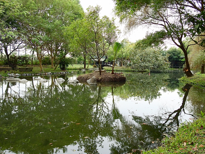 在陽光下、在雨中、在兩者之間，里港大茉莉紙磚屋提供閒情。