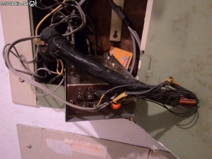 [附圖]社區樓梯間公共線路箱內有不明電源供應器,是那個單位? 這樣算偷電嗎?