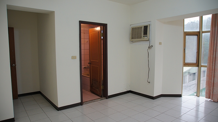 請問室內設計高手…主臥的樑怎麼靠裝潢把它修掉