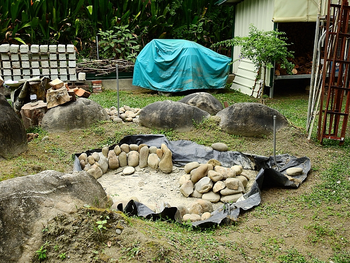 在陽光下、在雨中、在兩者之間，里港大茉莉紙磚屋提供閒情。