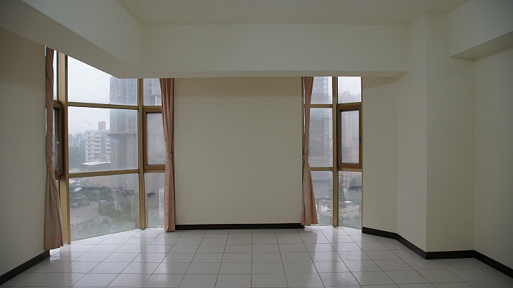 請問室內設計高手…主臥的樑怎麼靠裝潢把它修掉