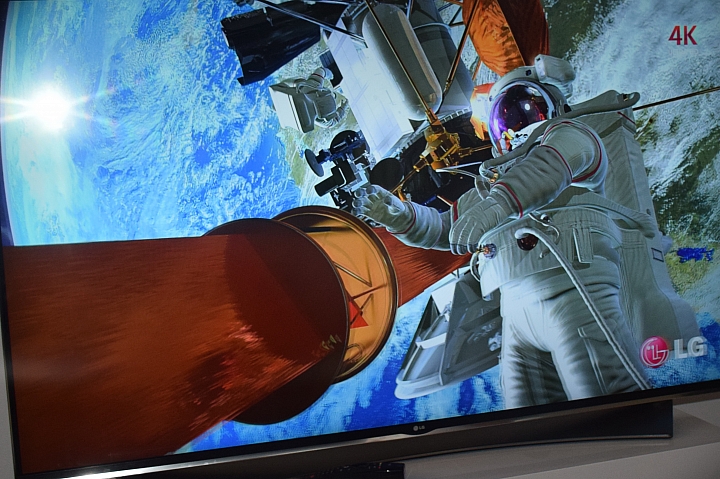 LG OLED 4K TV 的 " 極速 3D 光薄視 " 體驗 LG 極黑 快速 超廣角的4K高畫質的視覺享受