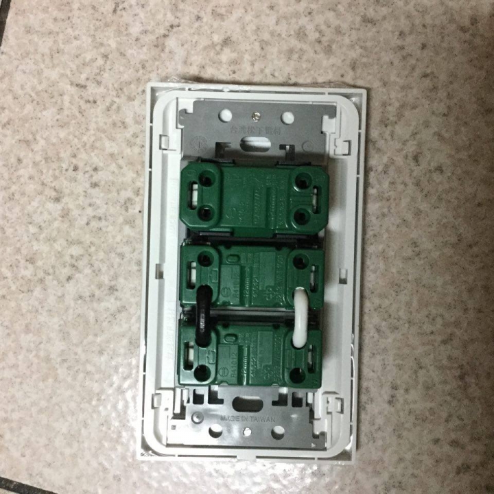求救---如何更換一開關二插座