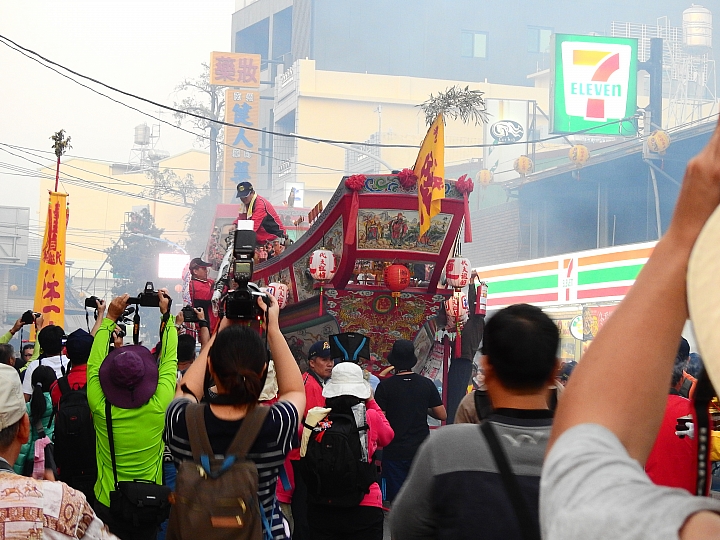 南州迎王吸引眾多Nikon單眼，P900拍出王船乘風破浪的氣勢。