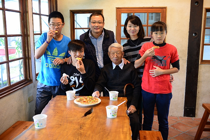 在陽光下、在雨中、在兩者之間，里港大茉莉紙磚屋提供閒情。