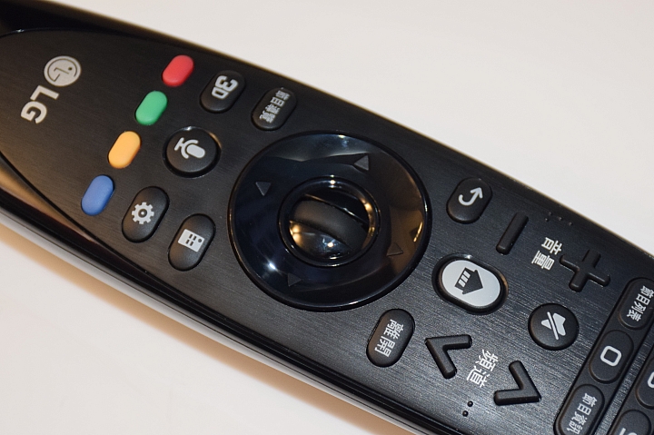 LG OLED 4K TV 的 " 極速 3D 光薄視 " 體驗 LG 極黑 快速 超廣角的4K高畫質的視覺享受