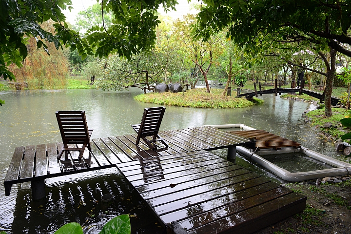在陽光下、在雨中、在兩者之間，里港大茉莉紙磚屋提供閒情。