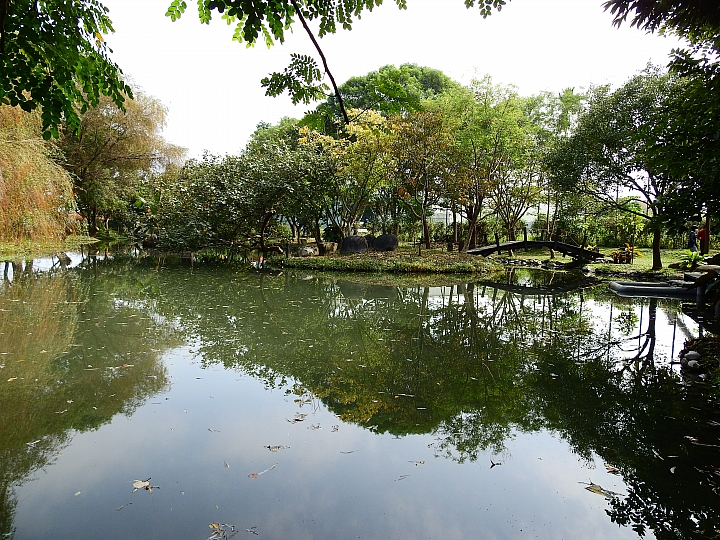 在陽光下、在雨中、在兩者之間，里港大茉莉紙磚屋提供閒情。