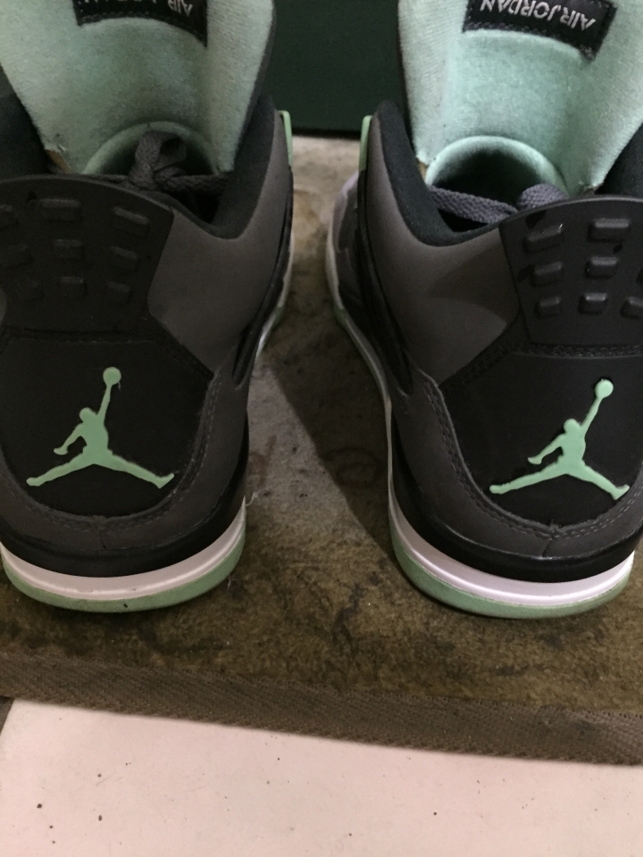 Jordan 4 green glow 跪求各位神人鑑定真假