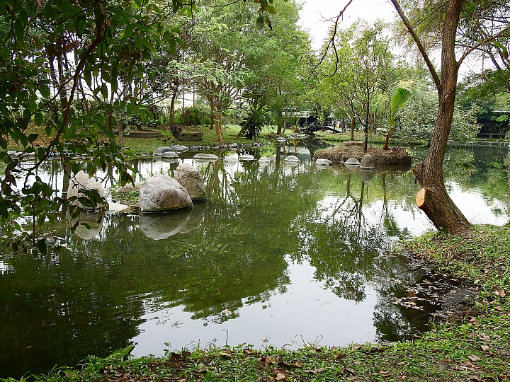 在陽光下、在雨中、在兩者之間，里港大茉莉紙磚屋提供閒情。
