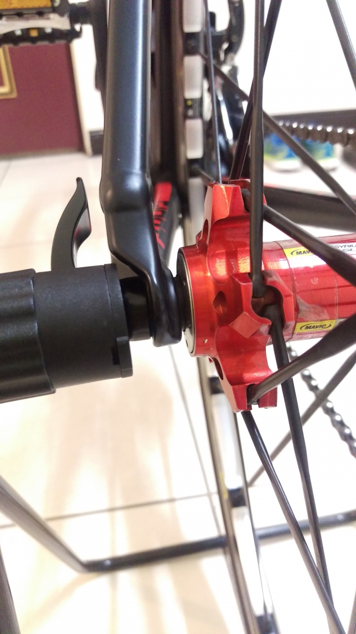 請問這組Mavic ksyrium sl是不是有缺零件?