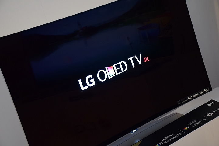 LG OLED 4K TV 的 " 極速 3D 光薄視 " 體驗 LG 極黑 快速 超廣角的4K高畫質的視覺享受