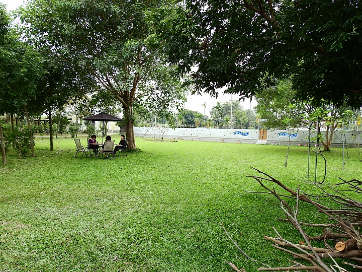 在陽光下、在雨中、在兩者之間，里港大茉莉紙磚屋提供閒情。