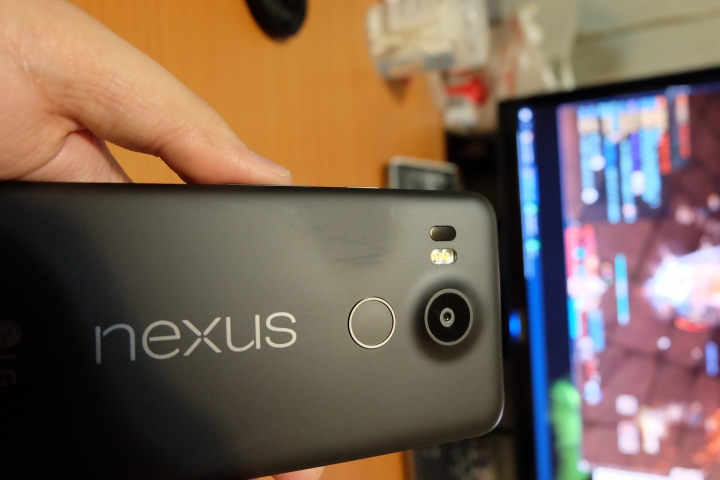 nexus 5x 背蓋 高溫變色？ 吃手油？