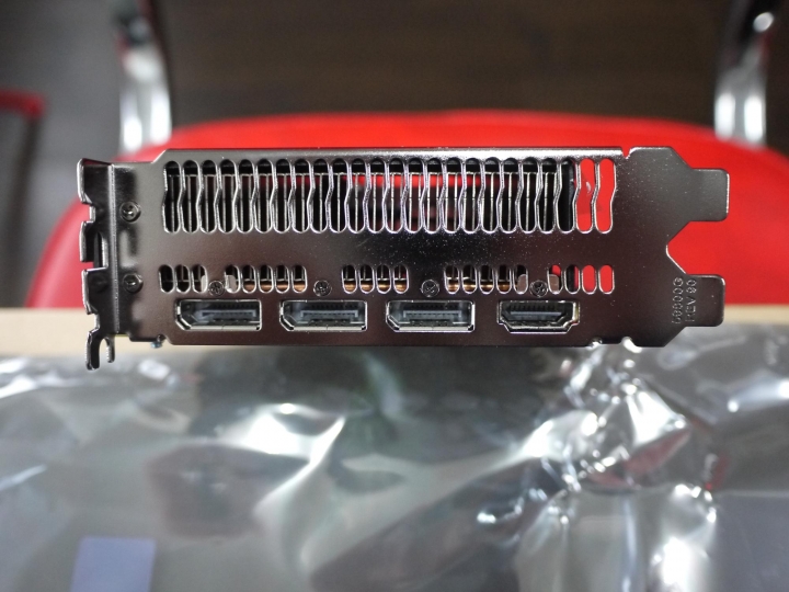 [開箱 ]年終衝一張!!  撼訊 AMD R9 Nano 4GB