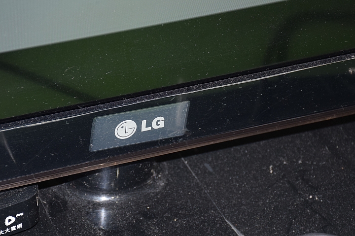 LG OLED 4K TV 的 " 極速 3D 光薄視 " 體驗 LG 極黑 快速 超廣角的4K高畫質的視覺享受