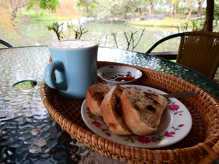 在陽光下、在雨中、在兩者之間，里港大茉莉紙磚屋提供閒情。